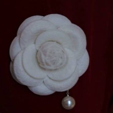 花びら重なる薔薇と揺れるパール飾りのコサージュ