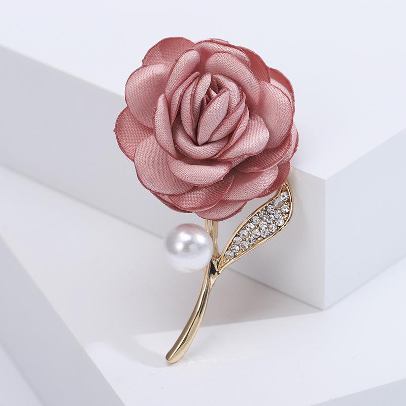 コサージュ 薔薇と真珠の華やかブローチ