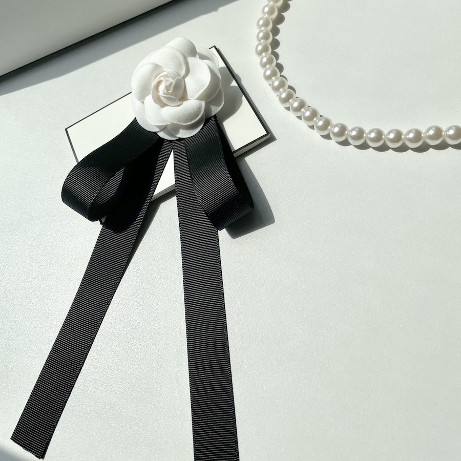 コサージュ 上品な薔薇と流れるリボンの卒業式コサージュ