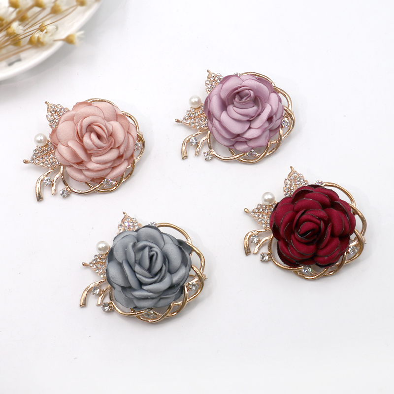 コサージュ 薔薇の輝き 宝石のような胸花
