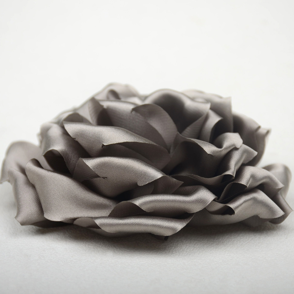 コサージュ 大輪薔薇モチーフの華やかサテン生地コサージュ