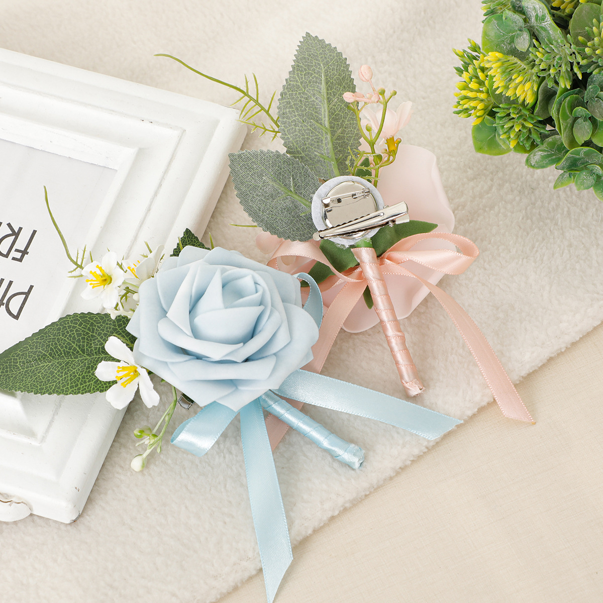 コサージュ 薔薇と小花の上品な胸元飾り