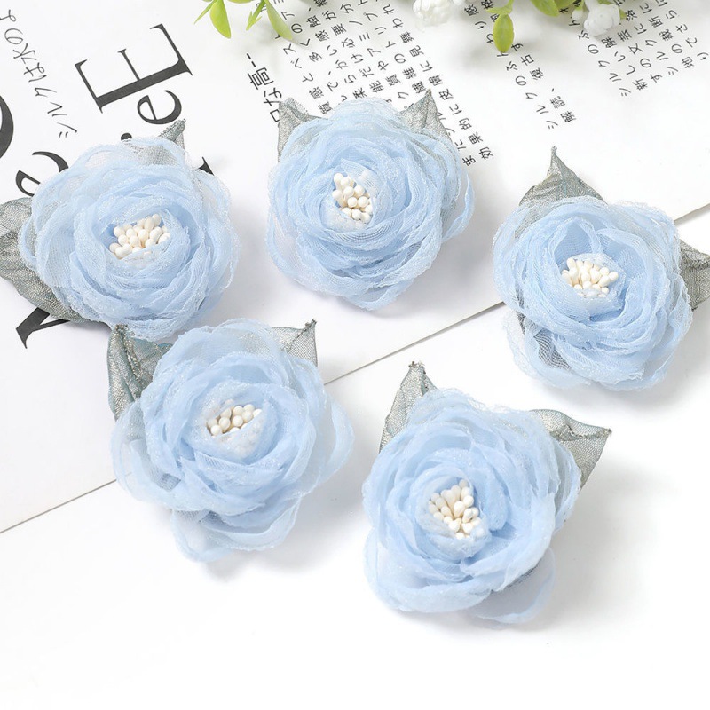 清楚な花びらとパールビーズの優美なバラ型コサージュ