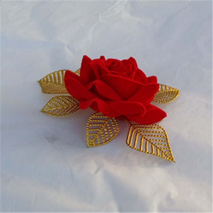 コサージュ 薔薇と金箔葉装飾の華やか胸元コサージュ