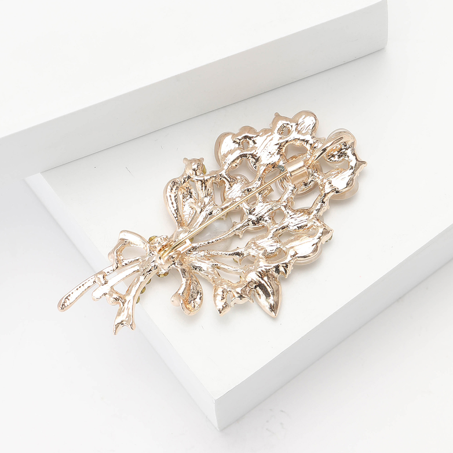 コサージュ 輝石とパール風花束ブーケ型ブローチ