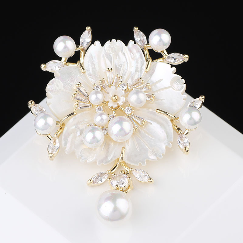 コサージュ 輝く真珠と透明花びらの立体フラワーコサージュ　結婚式
