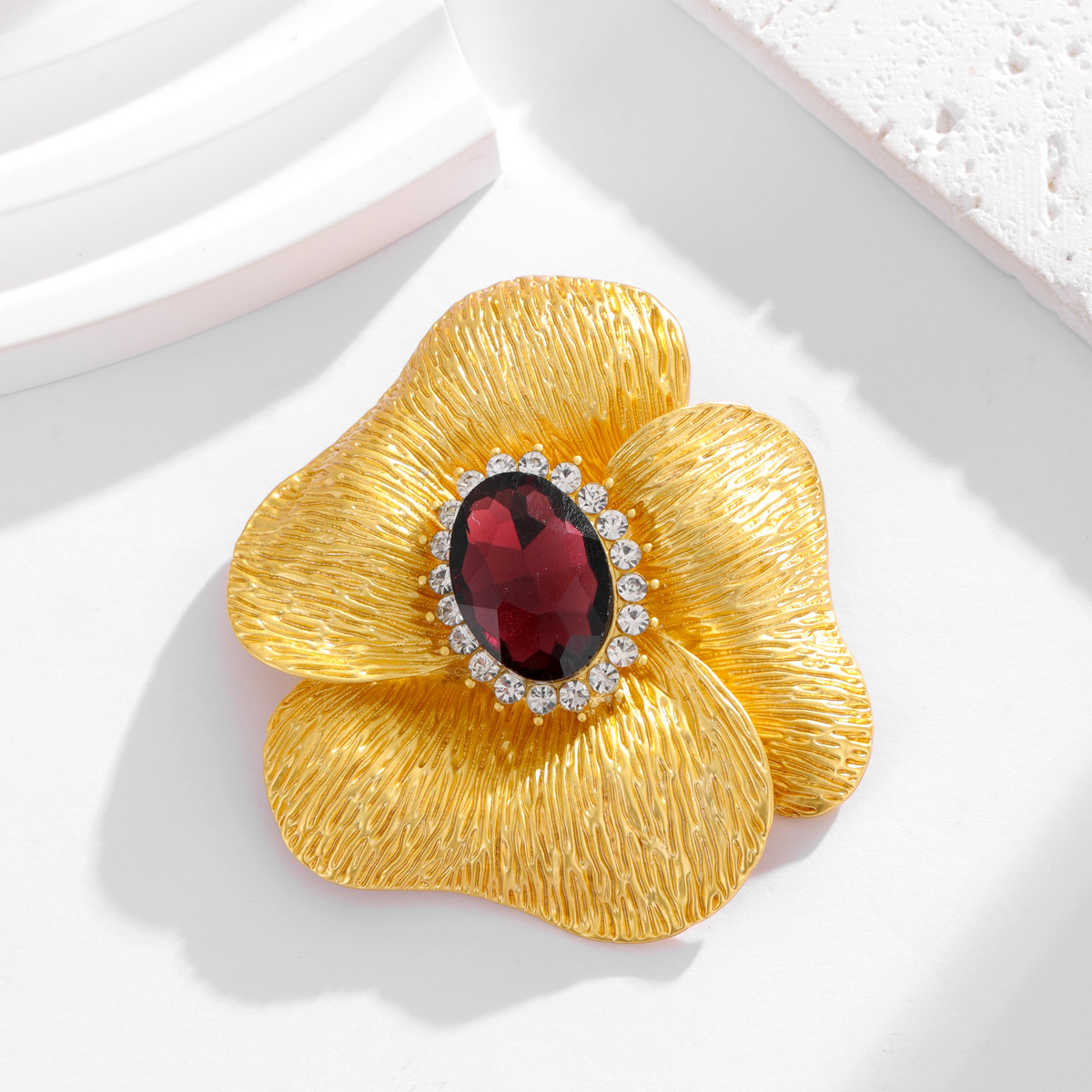 華やか四弁花宝石飾り付きコサージュ