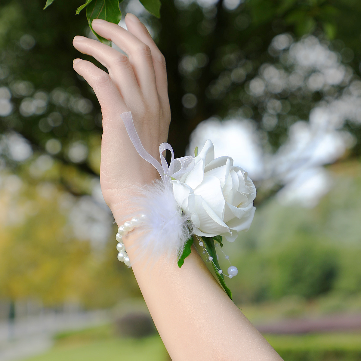 コサージュ結婚式 薔薇とふわふわ羽毛の手首用リストレット
