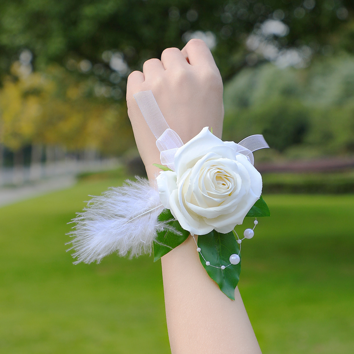 コサージュ結婚式 薔薇とふわふわ羽毛の手首用リストレット