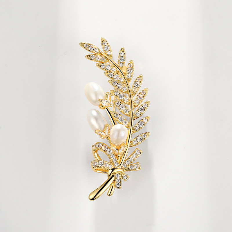 コサージュ 煌めく葉と真珠の優雅なブローチ