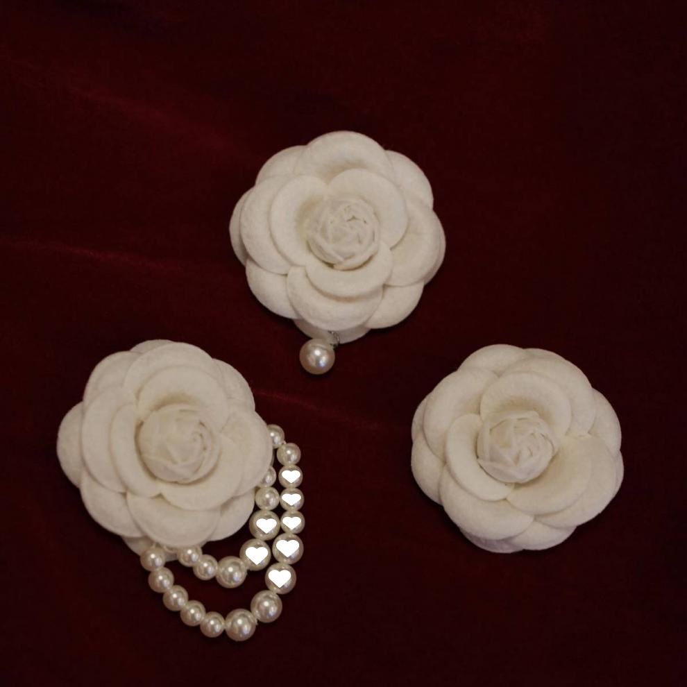 花びら重なる薔薇と揺れるパール飾りのコサージュ