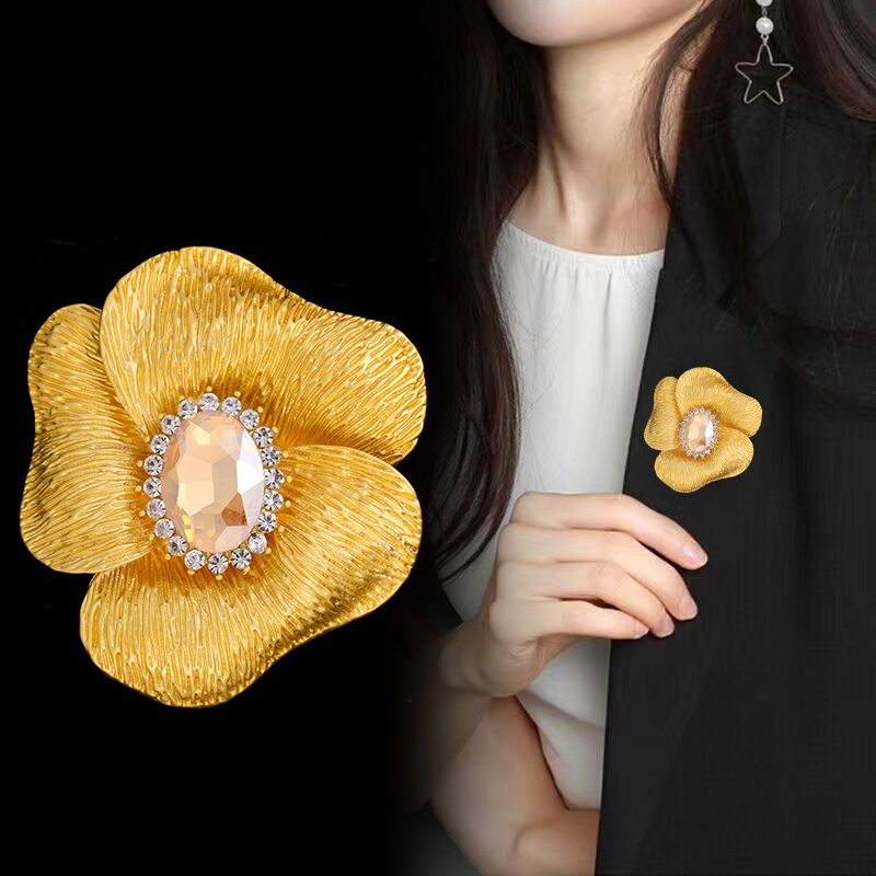 華やか四弁花宝石飾り付きコサージュ