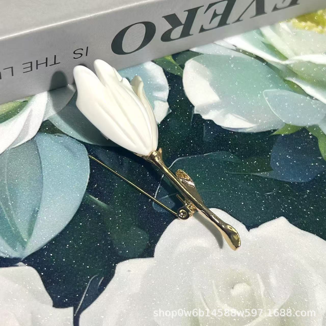 コサージュ 上品な花びら型金具付きコサージュ