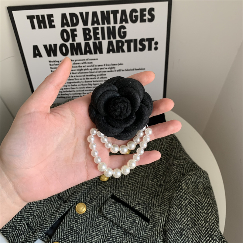 コサージュ 入学式　立体薔薇と真珠飾りの華やか