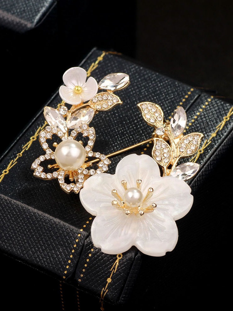 コサージュ 貝殻の花リースブローチ