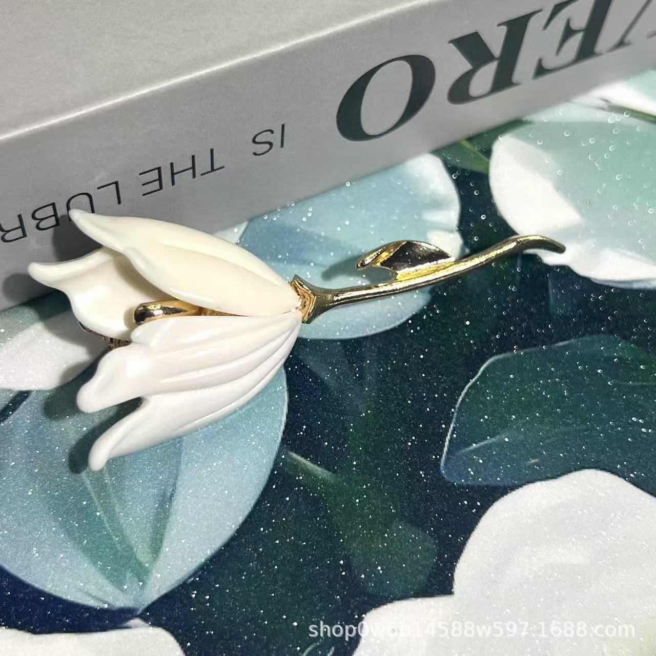 コサージュ 上品な花びら型金具付きコサージュ