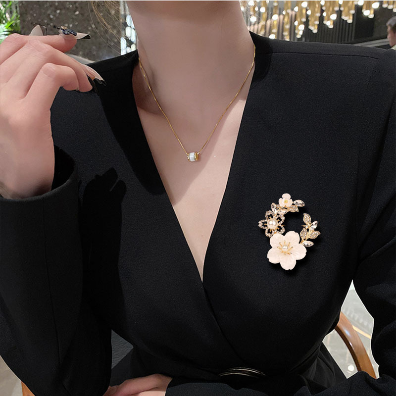 コサージュ 貝殻の花リースブローチ