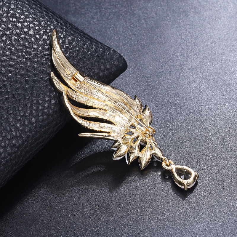 コサージュ 入学式 天使の翼モチーフ水晶風ビジュー付きコサージュ