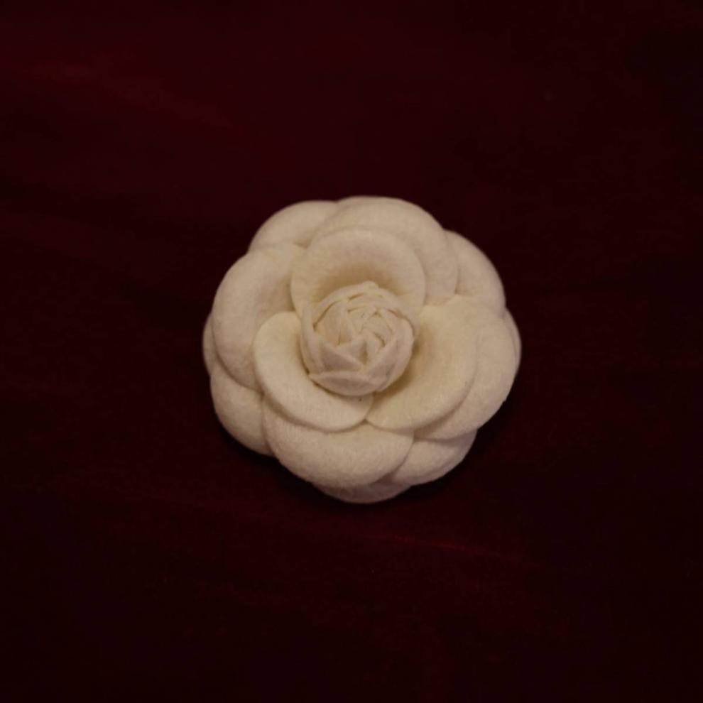 花びら重なる薔薇と揺れるパール飾りのコサージュ