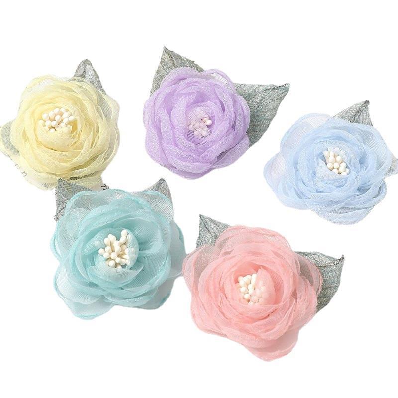 清楚な花びらとパールビーズの優美なバラ型コサージュ