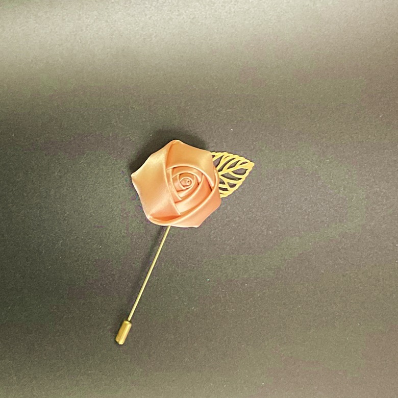 コサージュ 上品な薔薇モチーフピンブローチ