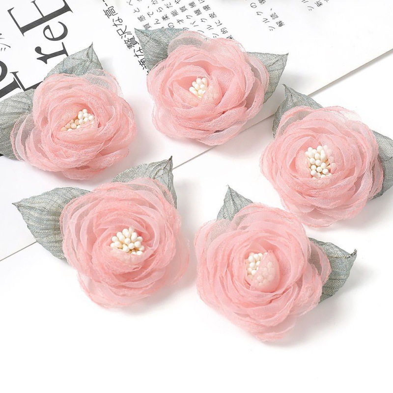 清楚な花びらとパールビーズの優美なバラ型コサージュ