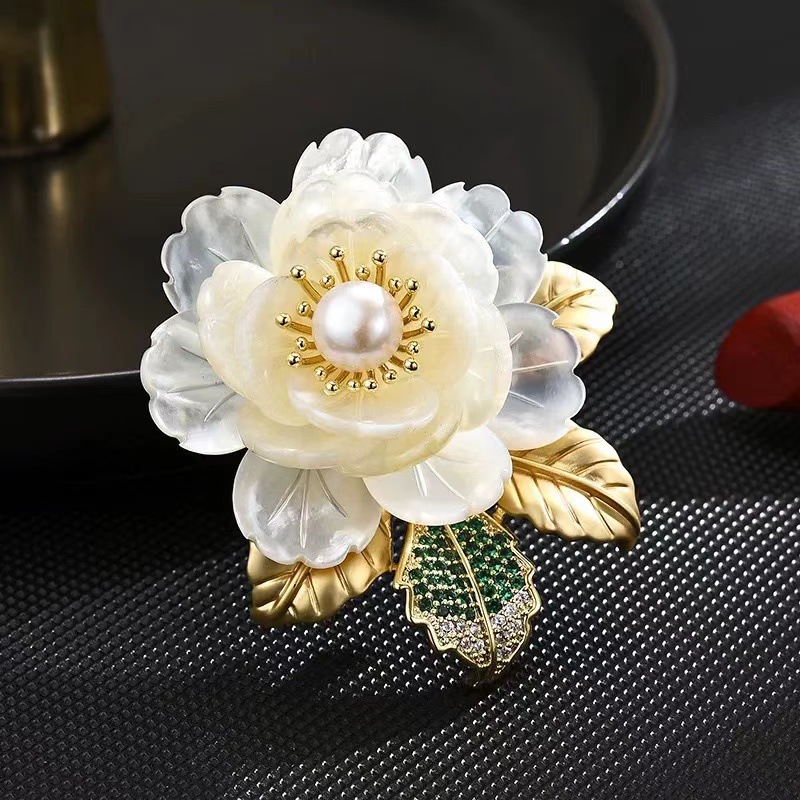 コサージュ 優雅な花びらパール装飾　結婚式