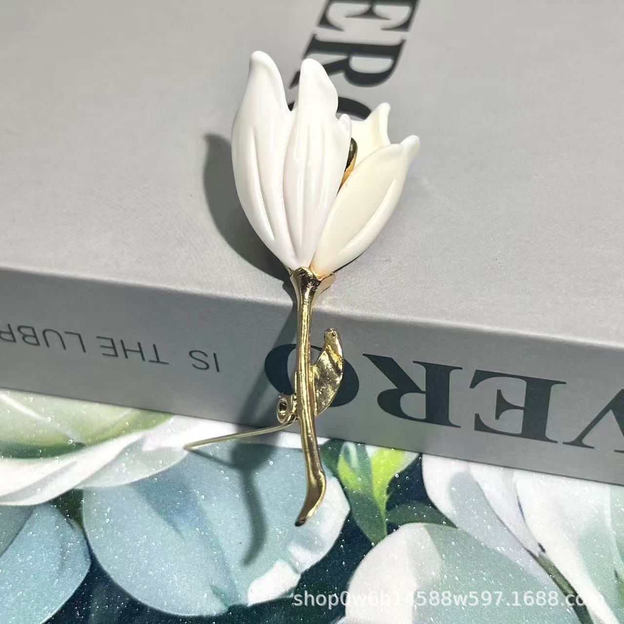 コサージュ 上品な花びら型金具付きコサージュ