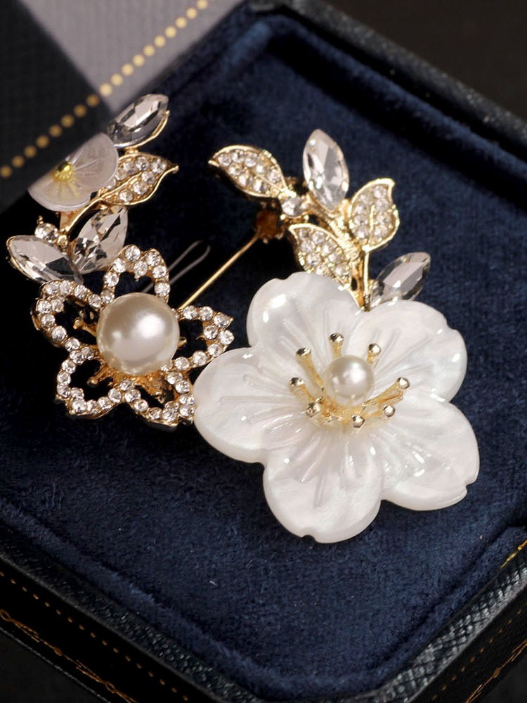コサージュ 貝殻の花リースブローチ