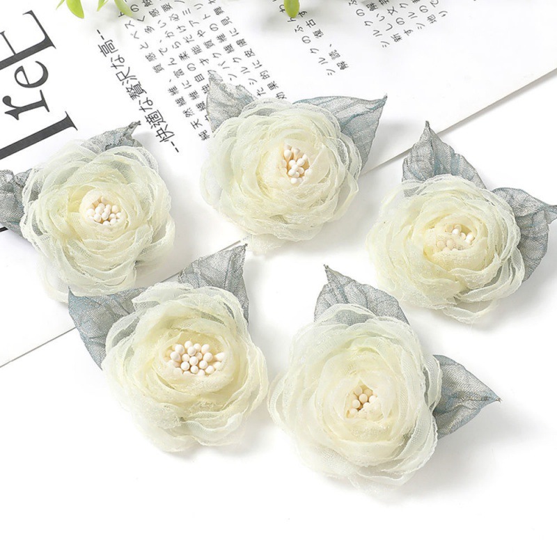 清楚な花びらとパールビーズの優美なバラ型コサージュ