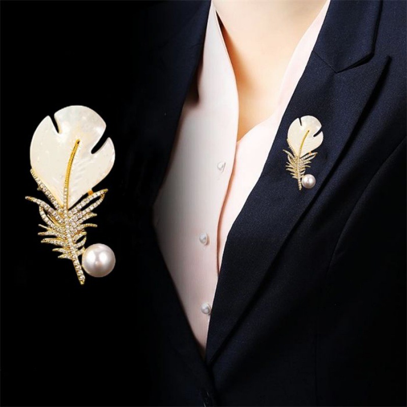 コサージュ 卒業式 羽根と真珠の上品な金属製コサージュ