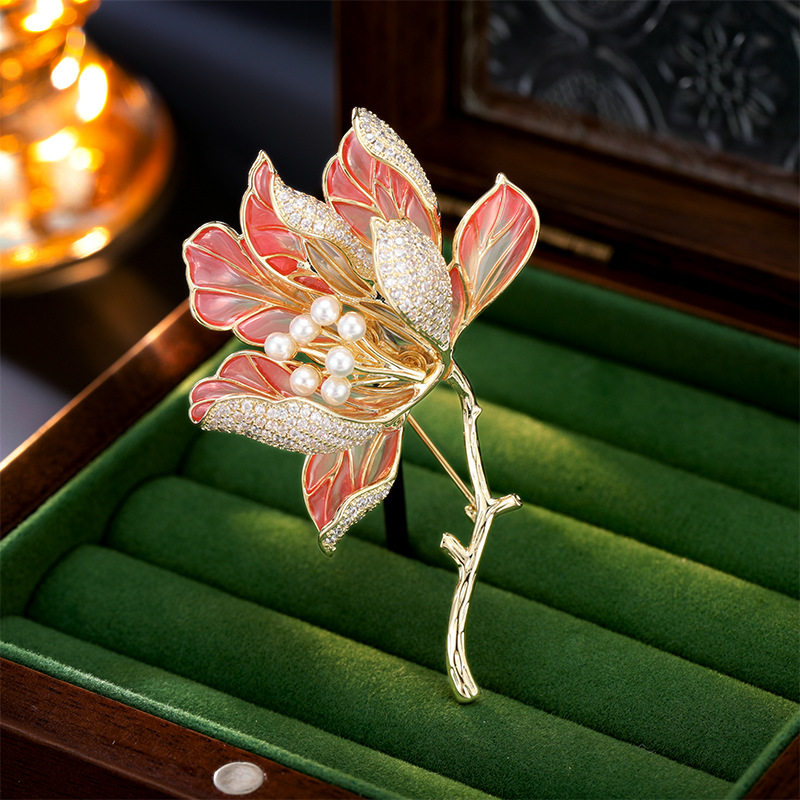 コサージュ 華やかな花びらと真珠の上品コサージュ