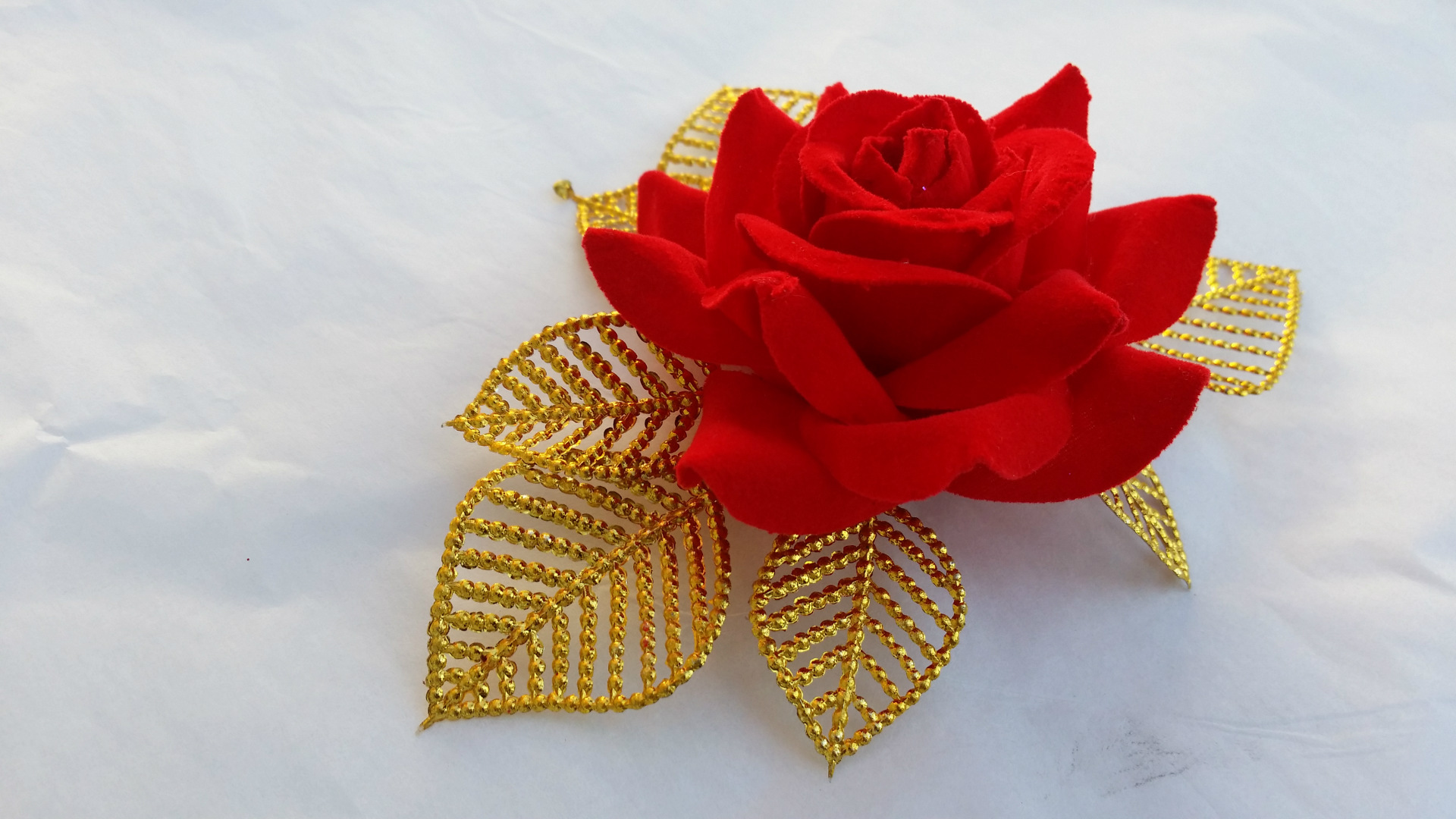 コサージュ 薔薇と金箔葉装飾の華やか胸元コサージュ