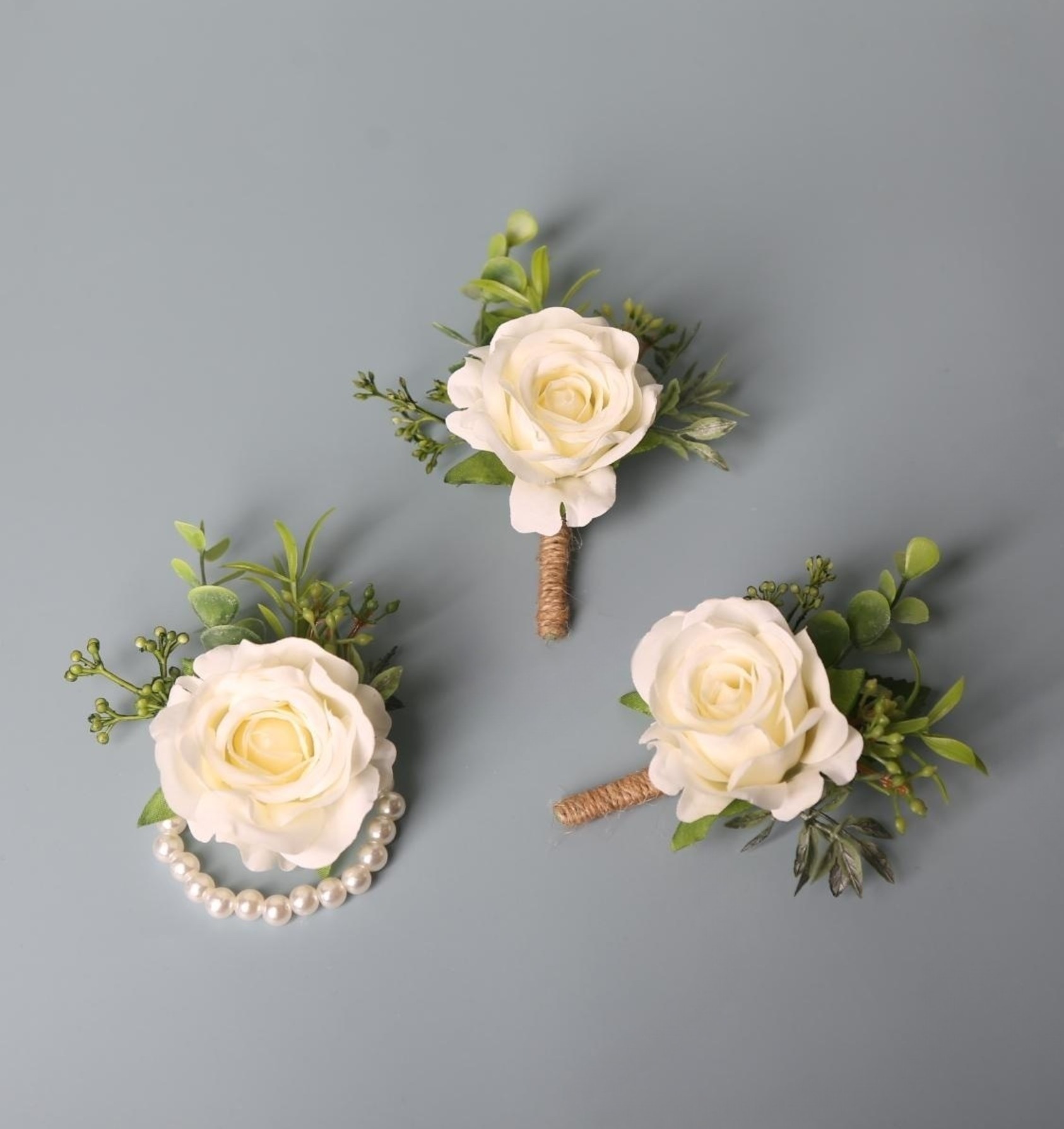 薔薇と緑の葉が彩る上品な入園式用コサージュ