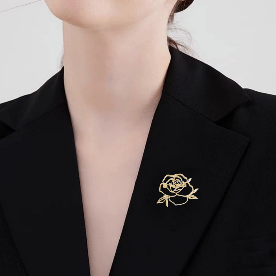 コサージュ 薔薇モチーフの透かし細工ブローチ