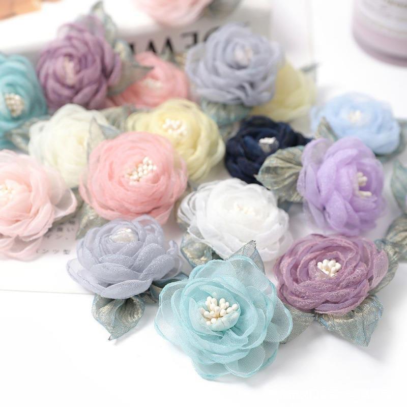 コサージュ 清楚な花びらとパールビーズの優美なバラ型コサージュ