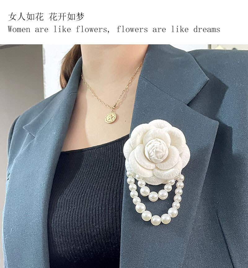 コサージュ 入学式　立体薔薇と真珠飾りの華やか