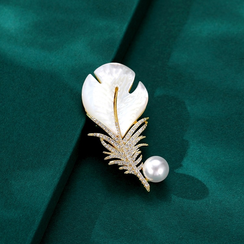 コサージュ 卒業式 羽根と真珠の上品な金属製コサージュ