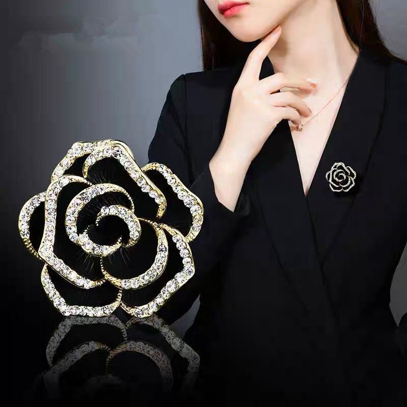 コサージュ 輝く薔薇モチーフの華やかビジュー装飾コサージュ