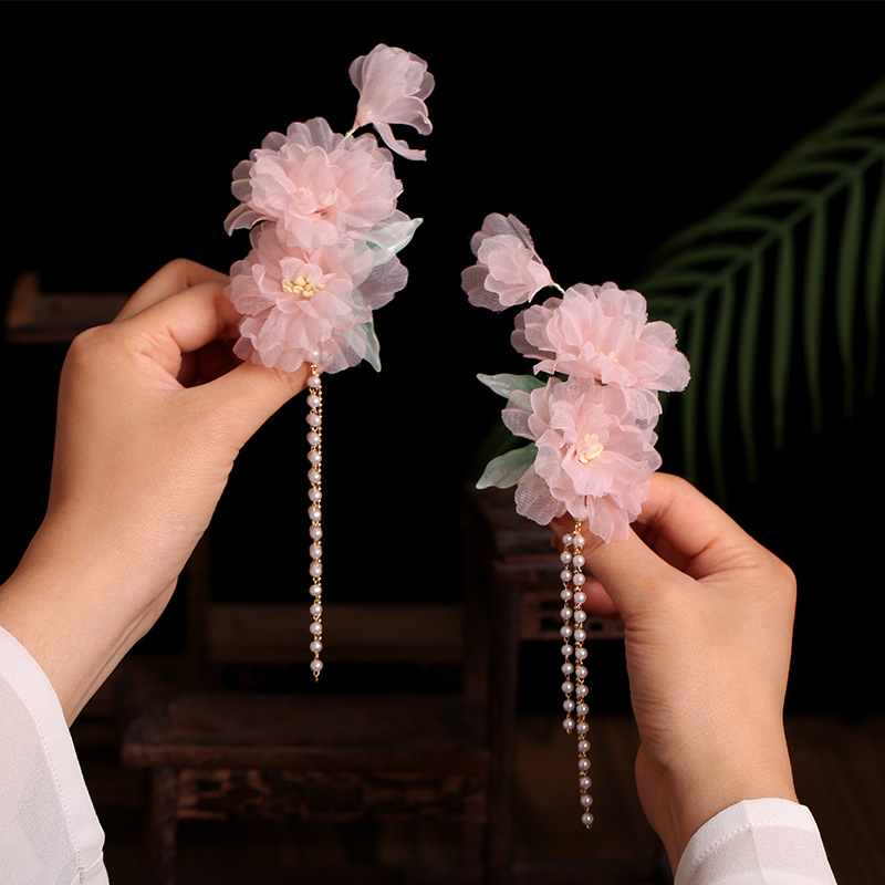 コサージュ 華やぎ揺れる花飾り