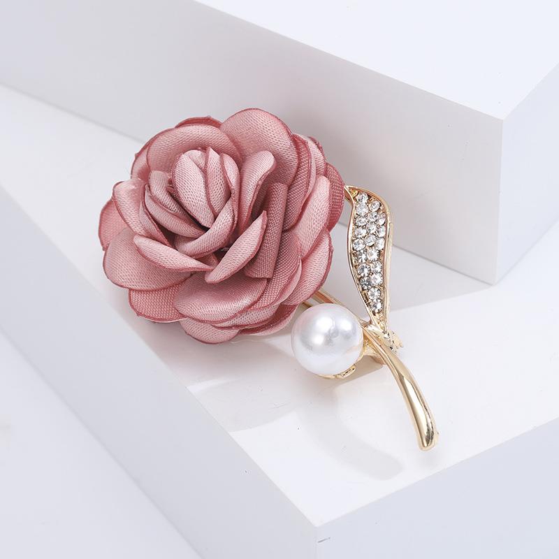 コサージュ 薔薇と真珠の華やかブローチ