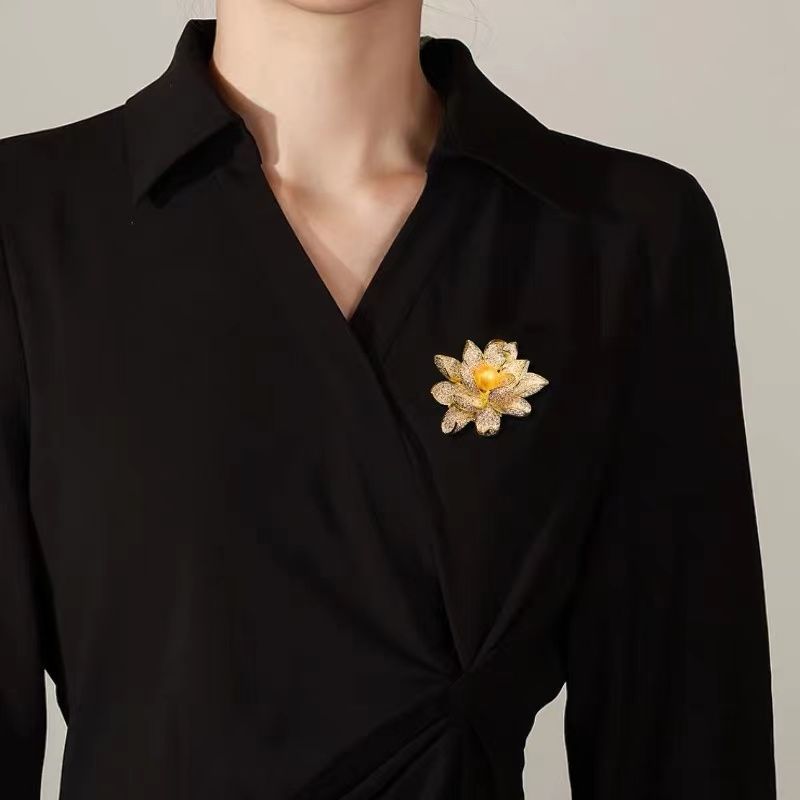 コサージュ 卒業式 華麗な蓮の花モチーフ真珠コサージュ