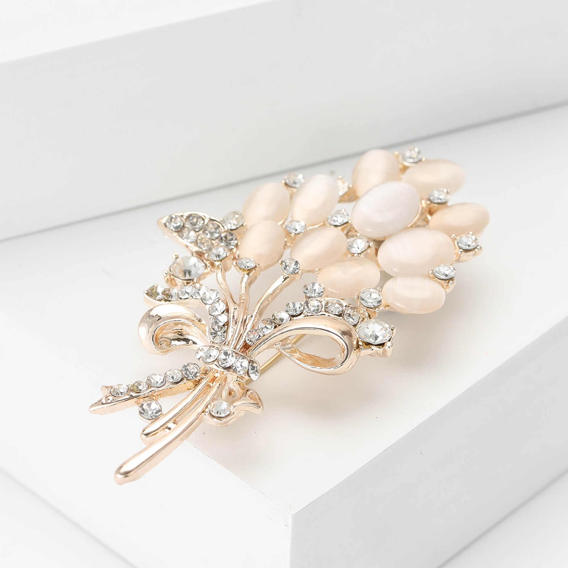コサージュ 輝石とパール風花束ブーケ型ブローチ