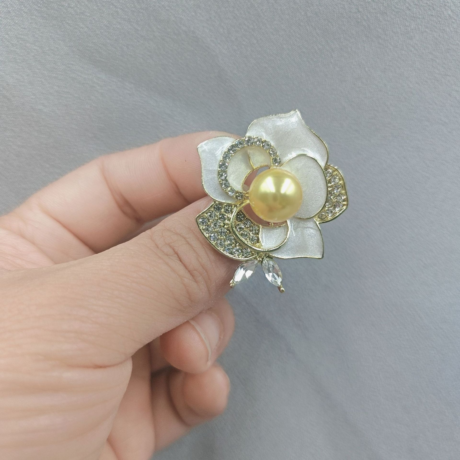 コサージュ 花びら輝く真珠のしずく