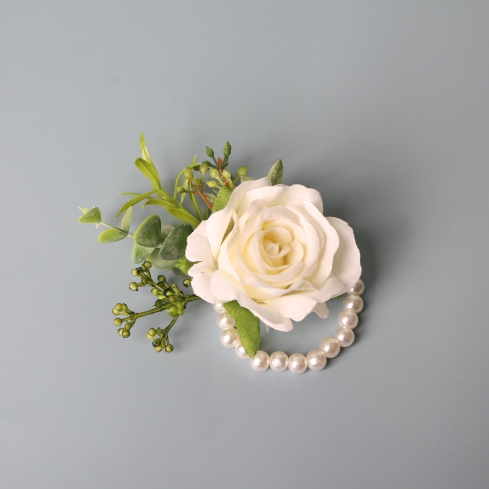 薔薇と緑の葉が彩る上品な入園式用コサージュ