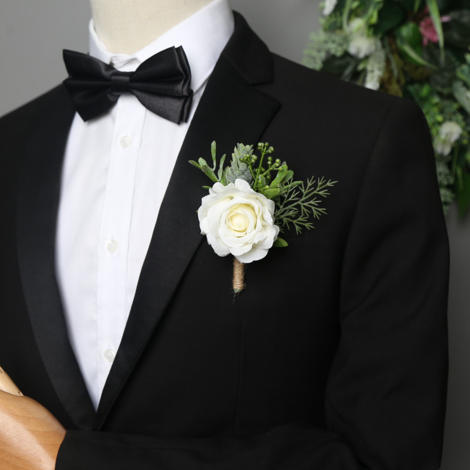 薔薇と緑の葉が彩る上品な入園式用コサージュ