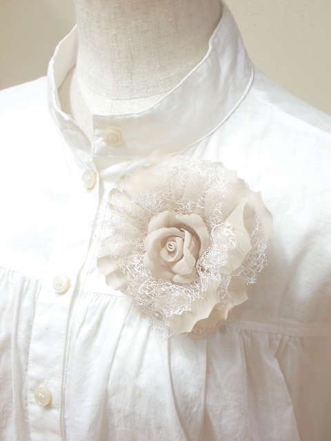 入学式用薔薇コサージュ中サイズ上品レース付き