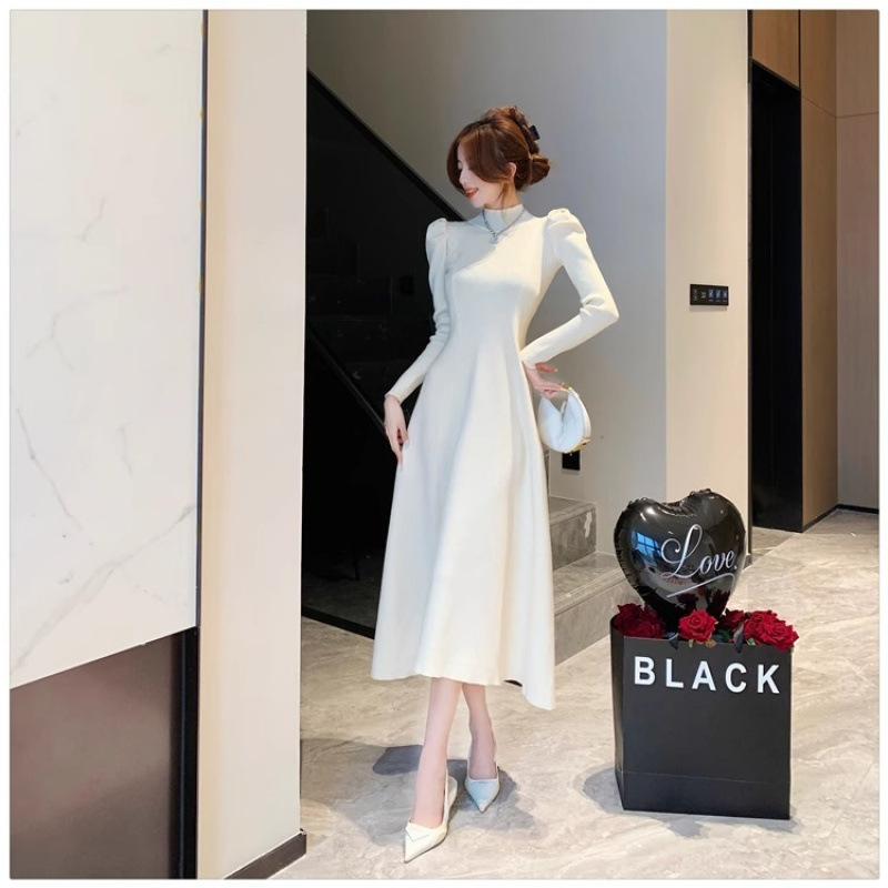 優美なシルエット パフスリーブニットワンピース