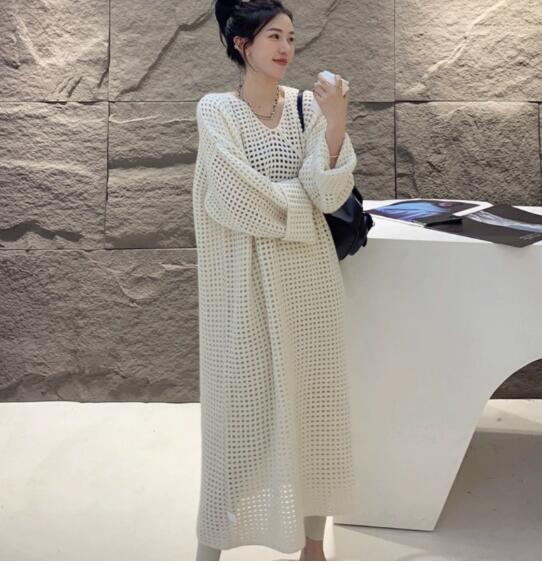 上品なブイネックニットワンピース長袖