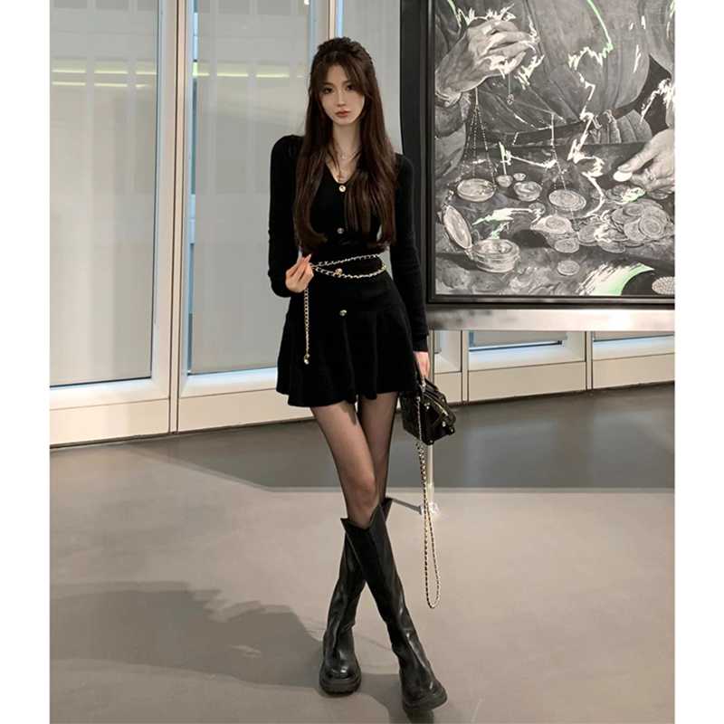 チェーンベルト付きフレアニットワンピース